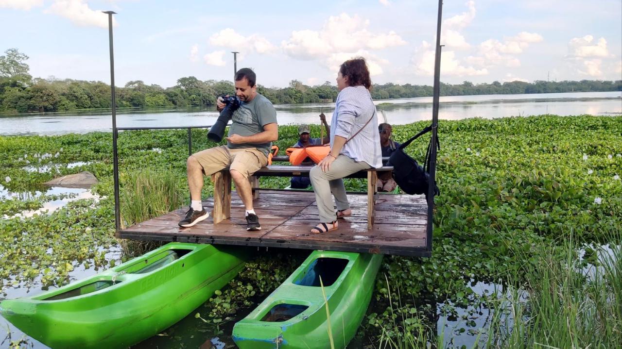 Lake Cabin Polonnaruwa Bagian luar foto