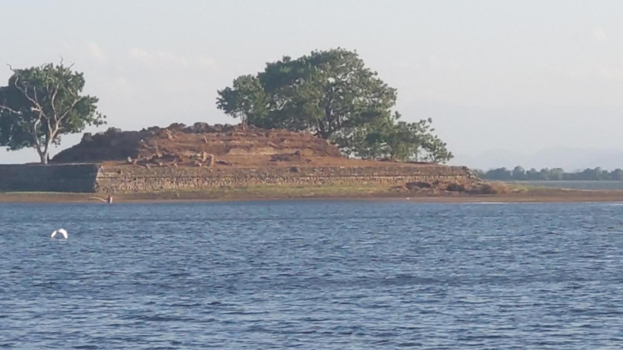 Lake Cabin Polonnaruwa Bagian luar foto