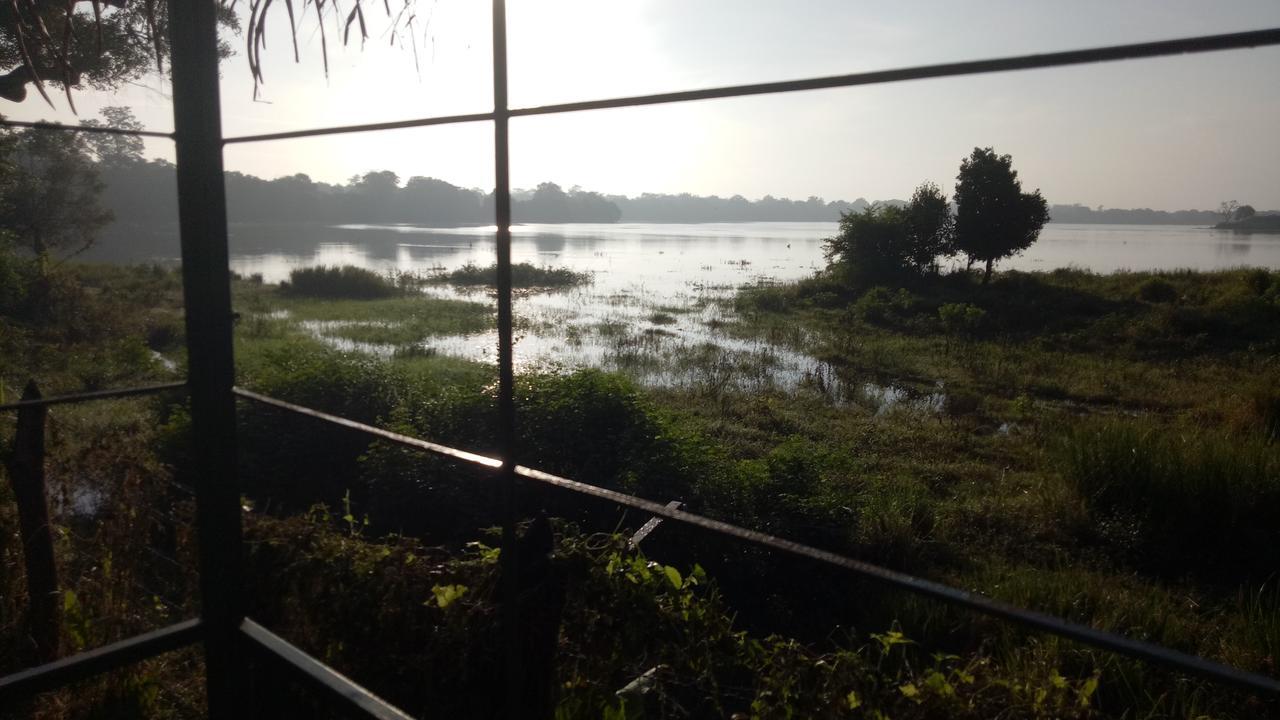 Lake Cabin Polonnaruwa Bagian luar foto