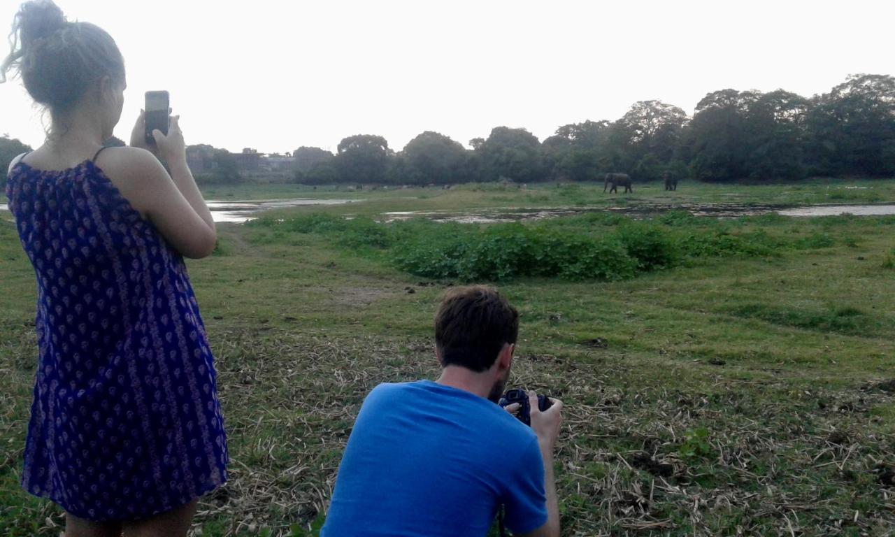 Lake Cabin Polonnaruwa Bagian luar foto